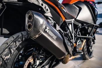 Silencioso escape KTM 1050/1090/1190 Adventure, 1290 Super Adventure 2013-2020 Akrapovic Slip On Tiranio negro